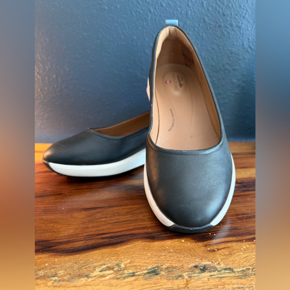 Clarks Black Leather Slip-On Flats sz 6.5 wide